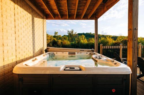 Lights Camera Cabin - Outdoor Theater - Views in New Plymouth (OH)