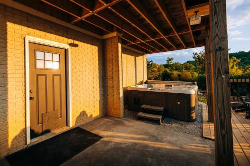Lights Camera Cabin - Outdoor Theater - Views in New Plymouth (OH)