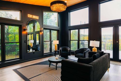 The Overlook A Luxury Cabin With Hot Tub And Views in New Plymouth (OH)