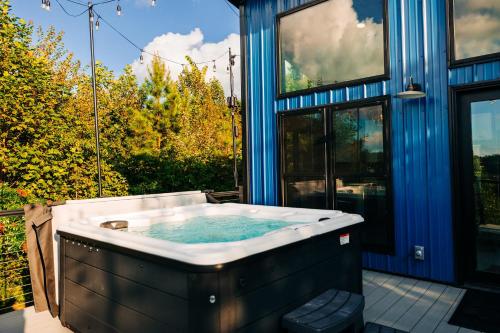 The Overlook A Luxury Cabin With Hot Tub And Views in New Plymouth (OH)
