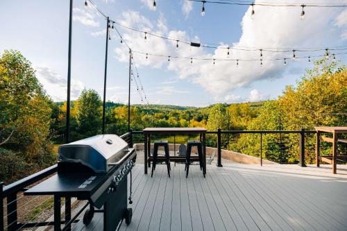 The Overlook A Luxury Cabin With Hot Tub And Views in New Plymouth (OH)