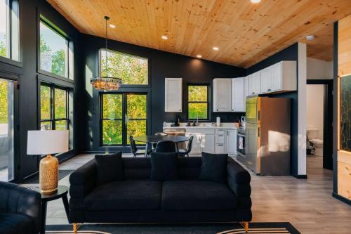 The Overlook A Luxury Cabin With Hot Tub And Views in New Plymouth (OH)