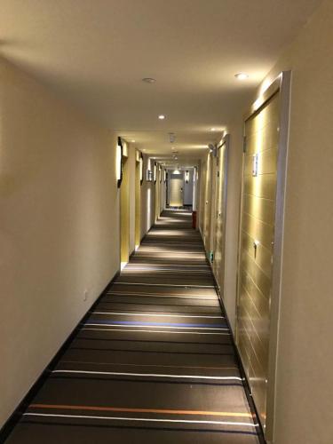 Hotel Pomelo Premier 西柚臻选武昌站酒店 in Suining