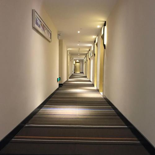 Hotel Pomelo Premier 西柚臻选武昌站酒店 in Suining