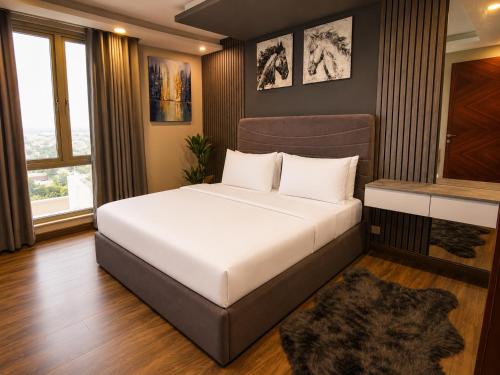 Gold crest mall residence - Luxury Apartments by Alvis Suite - DHA Phase 4 - image 4