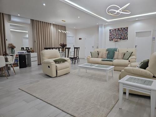MCHome - Private Villa with Garden & Pool - image 2