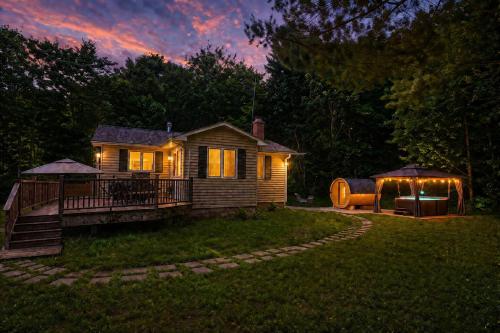 . Cozy Getaway Cabin with Hot Tub, Sauna, Wi-Fi