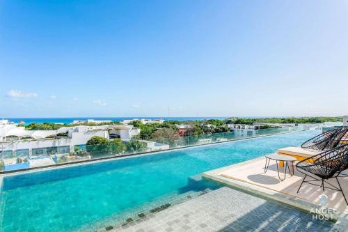 Ocean-View Condo W Rooftop Pool & Gym