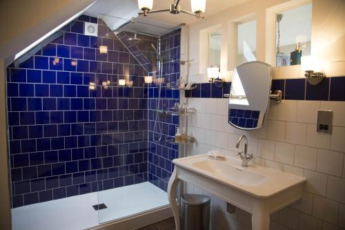 Badrum, Holly Tree House in Cowes West and Gurnard