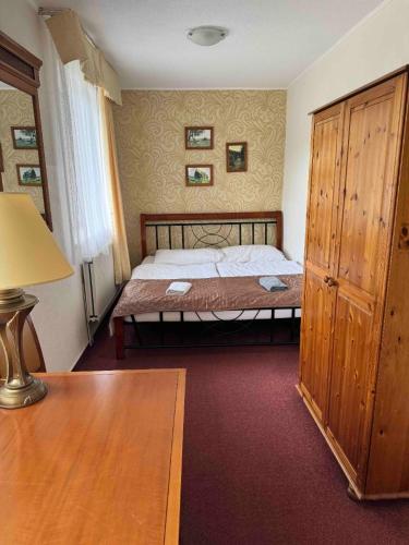 1 double bed, 2 twin beds