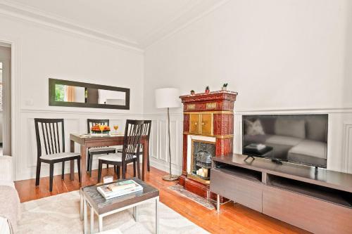 BnBNova - 2BR - Near Eiffel Tower and Montparnasse - image 3