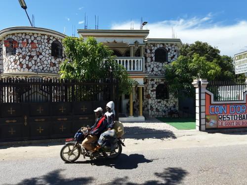 Joint d'or in Cayes-Jacmel