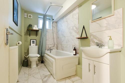 Air Maison - Apartment near Historic Dockyard - image 5