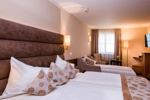 1 queen bed, 1 sofa bed