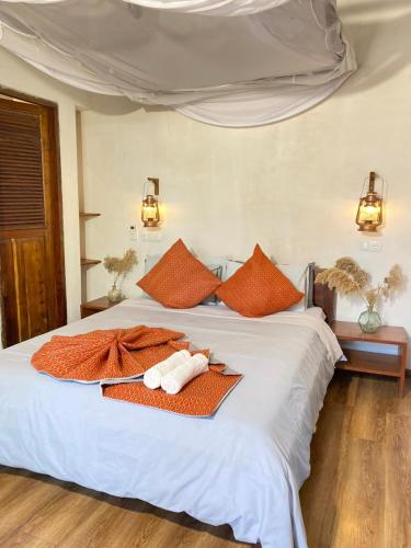 1 queen bed, 3 sofa beds