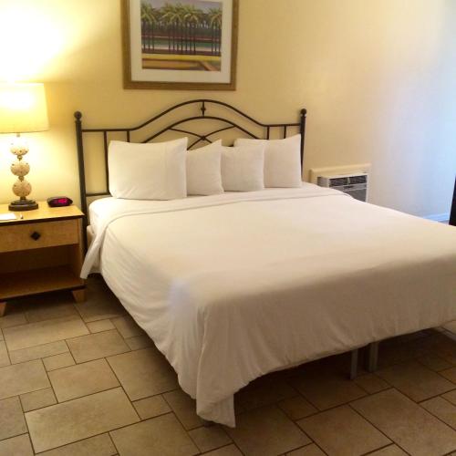 Great Escape Inn Set in a prime location of Lauderdale-by-the-Sea (FL), Great Escape Inn puts everything the city has to offer just outside your doorstep. The property features a wide range of facilities to make your 