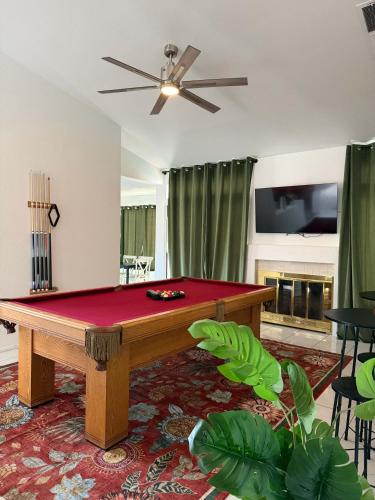 Renovated 4 Bedroom House Pool & BBQ near Strip - image 4