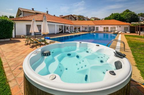 A Casa Branca - with Pool & Jacuzzi