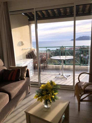 Sea views and beautiful pool - image 3