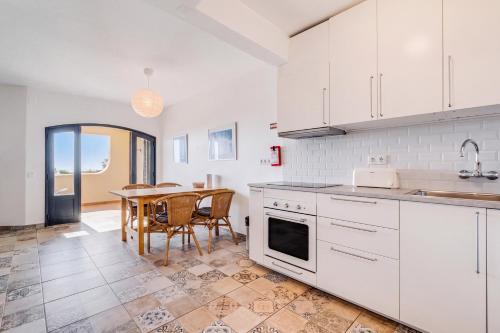 ห้องครัว, Downtown Carvoeiro 1BDR Apart W view by LovelyStay in วาเล เด โกโว