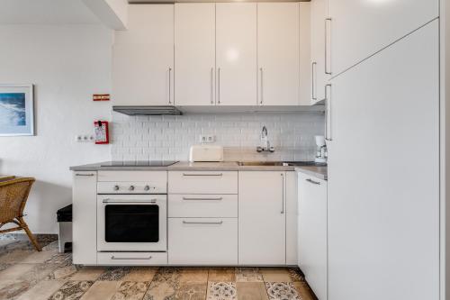 ห้องครัว, Downtown Carvoeiro 1BDR Apart W view by LovelyStay in วาเล เด โกโว
