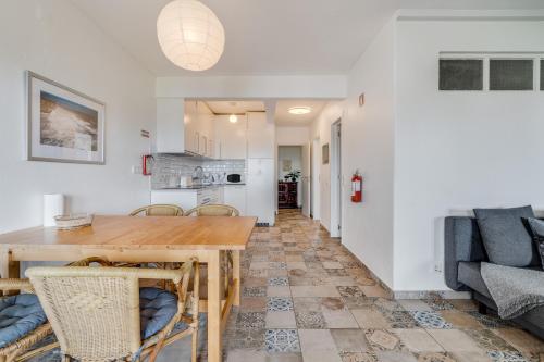 ห้องครัว, Downtown Carvoeiro 1BDR Apart W view by LovelyStay in วาเล เด โกโว