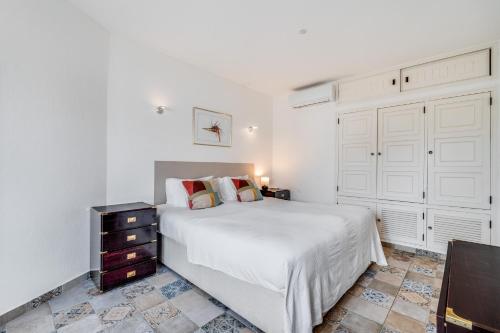 Downtown Carvoeiro 1BDR Apart W view by LovelyStay in วาเล เด โกโว