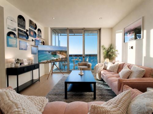 Skyline 2BR City Views Apartment with Pool & Gym