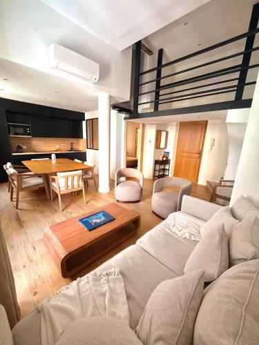 Gold square of Nice great duplex renovated AC