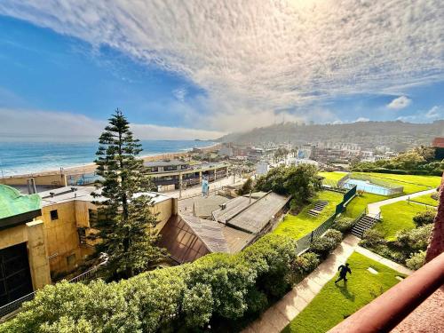 Renaca on foot with ocean view