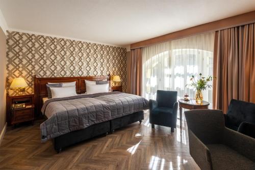 1 double bed, 2 twin beds