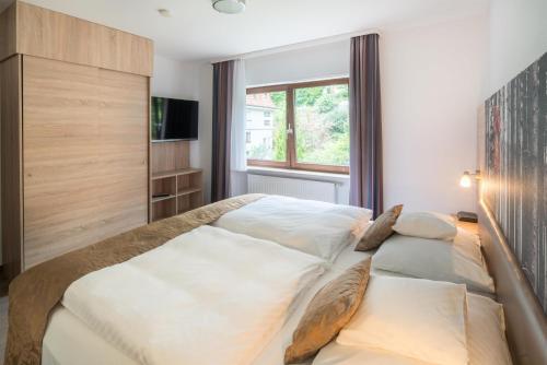 1 king bed, 1 twin bed, 1 sofa bed