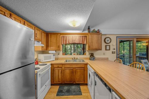 Køkken, Fox Hollow - Cozy Den with a Hot Tub in Hedgesville