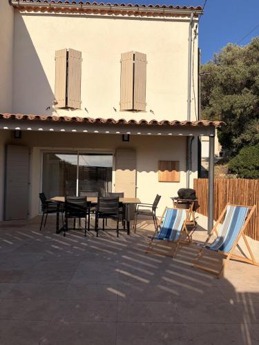 Petite maison dans la colline à 2kms de la mer