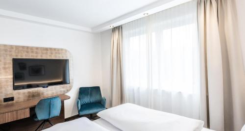 1 double bed, 2 twin beds