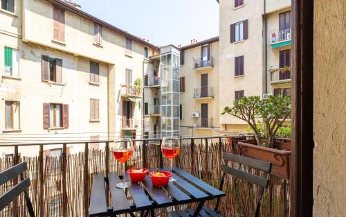2 bathrooms-2 indipendents rooms-Isola10 min Duomo