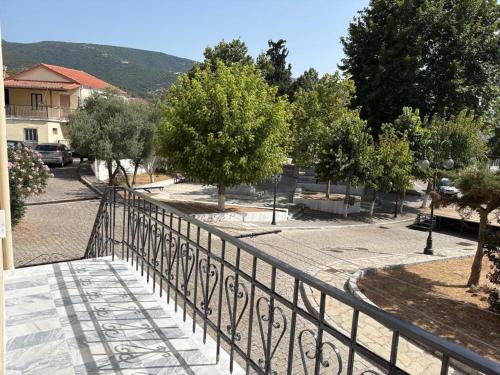 Erkély/terasz, Καπνομάγαζο Λαδιά (Καπνομαγαζο Λαδια) in Proti
