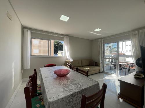 Maria Eduarda 202 - Apartamento amplo com 3 quartos a apenas 3 minutos da praia - image 5