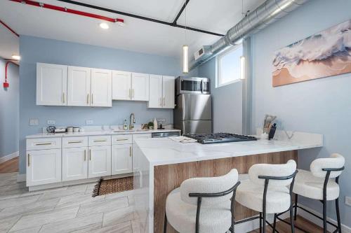 Near Brookfield Zoo - King Bed - Sleeps 7 in Westchester (IL)