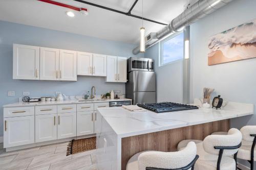 Near Brookfield Zoo - King Bed - Sleeps 7 in Westchester (IL)