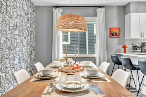 King Bed - Sleeps 5 - Lakewood Near Cleveland in Lakewood (OH)