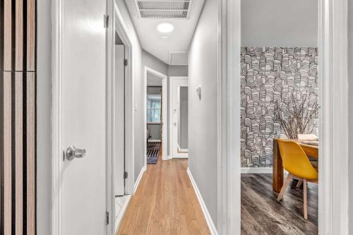 King Bed - Sleeps 5 - Lakewood Near Cleveland in Lakewood (OH)