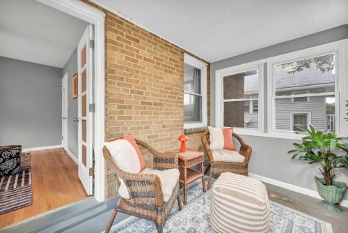 King Bed - Sleeps 5 - Lakewood Near Cleveland in Lakewood (OH)