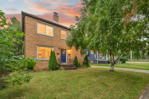 King Bed - Sleeps 5 - Lakewood Near Cleveland in Lakewood (OH)