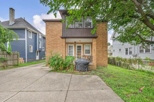 King Bed - Sleeps 5 - Lakewood Near Cleveland in Lakewood (OH)