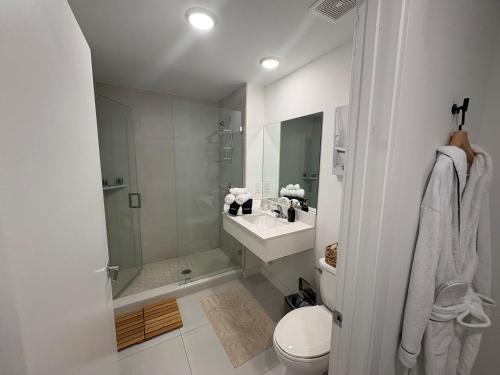 Modern One-Bedroom Apartment Near Hollywood Beach - image 3