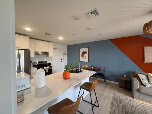 Modern One-Bedroom Apartment Near Hollywood Beach - image 4