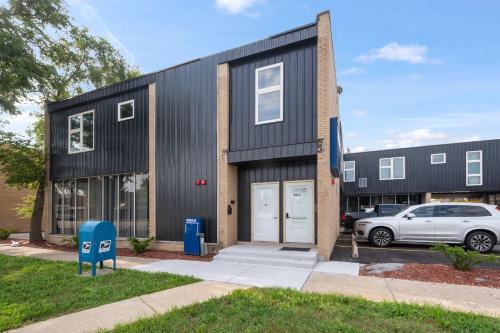 Near Chicago - Sleeps 10 - Westchester in Westchester (IL)