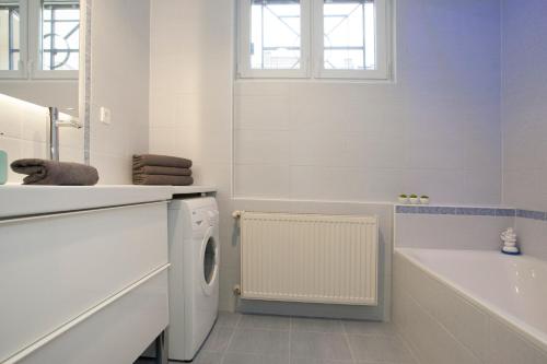 Riverside flat with King Castle view - image 2