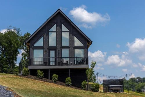 The Fives - 22482 McCurry Haven Luxury Japandi Cabin in Bristol (TN)